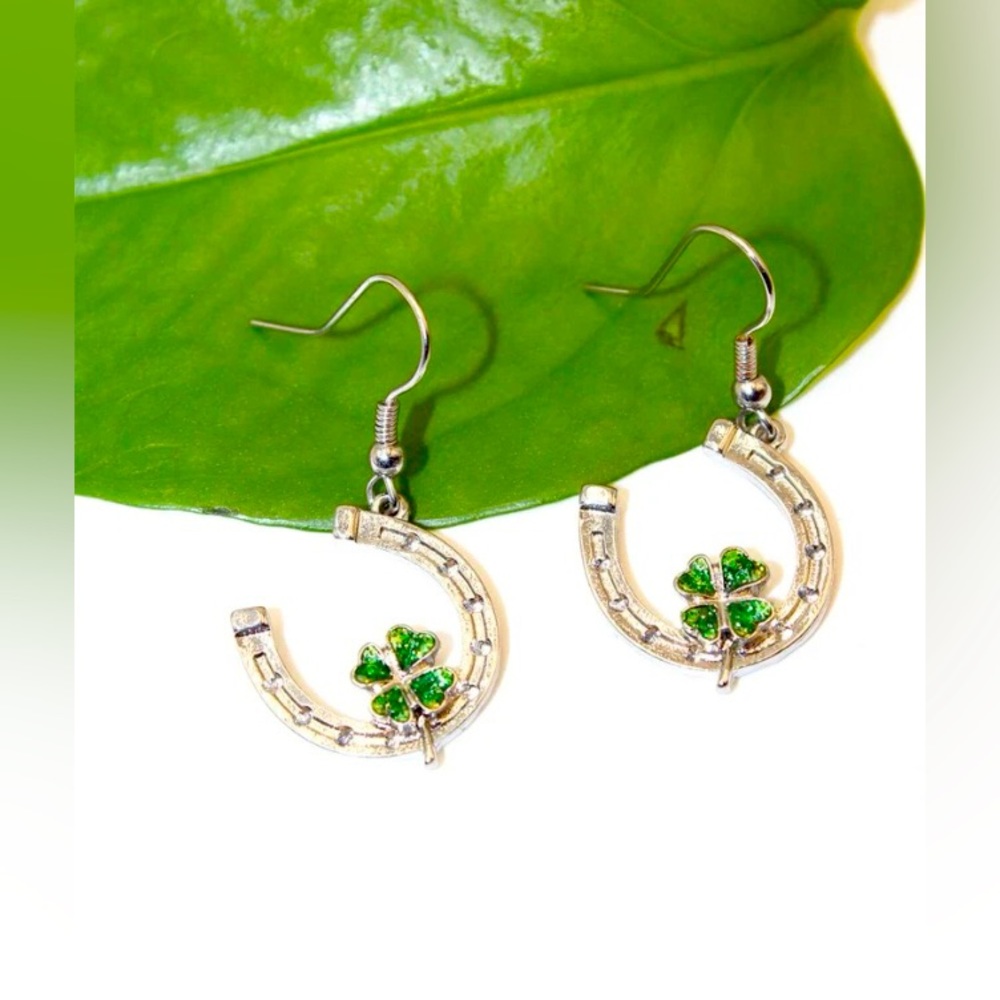 🍀 Lucky Horseshoe Earrings NWT - Picture 1 of 9